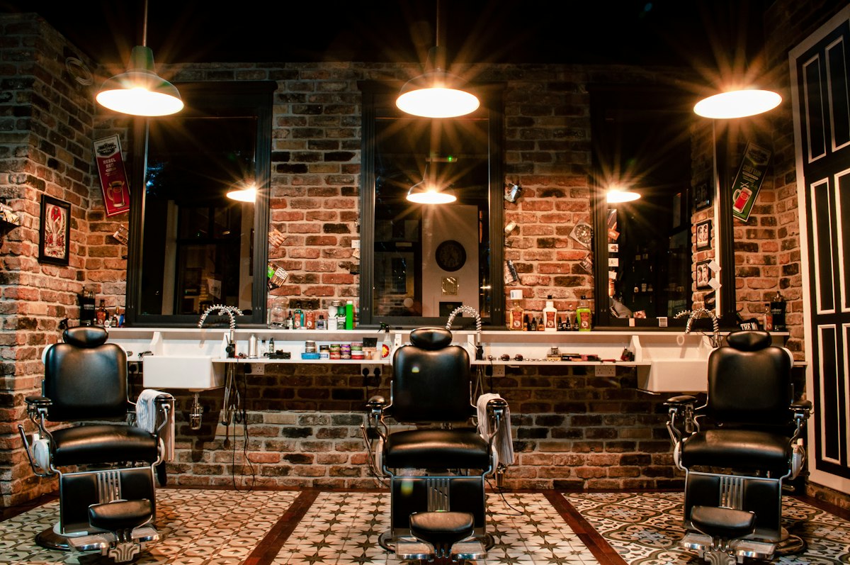 Interior acogedor y sillones clásicos de Barbershop