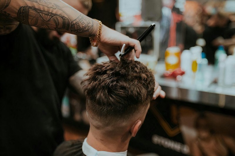 Corte de cabello masculino estilo tradicional y pulcro