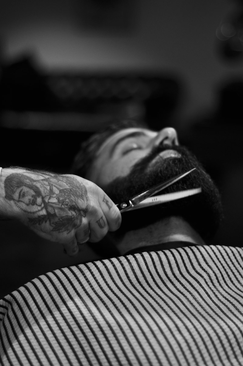 Corte fade medio con barba integrada